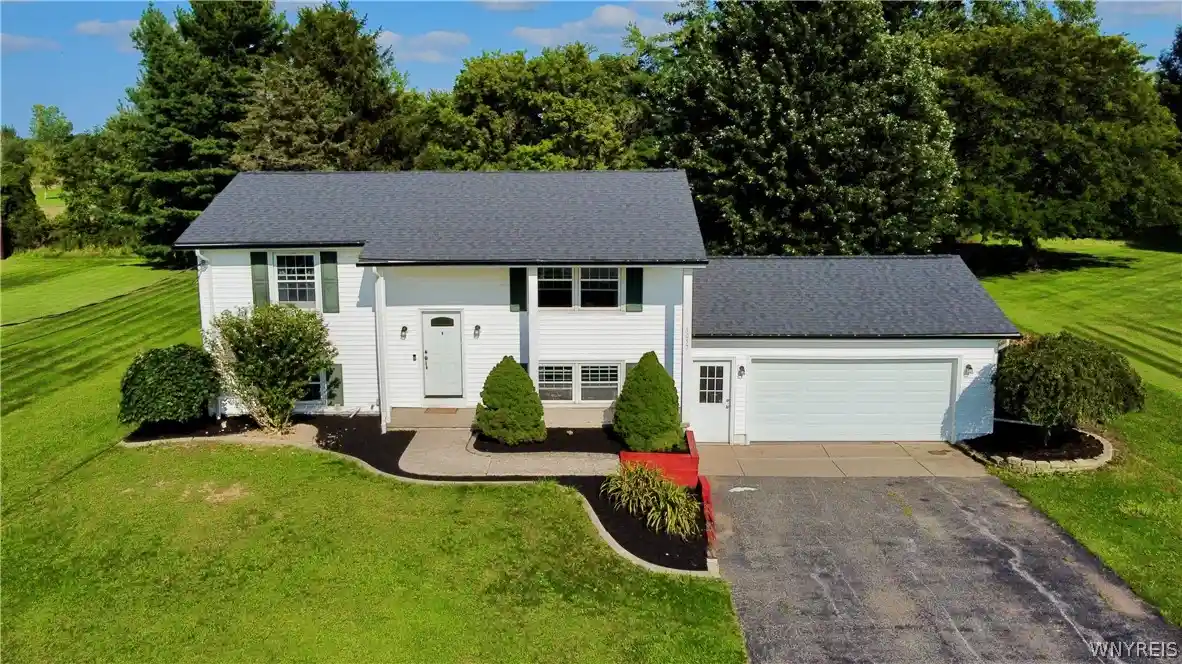 Photo 1 of Single family home for sale at 5057 Gasport Rd, Royalton, NY 14067 | MLS# B1709199 | Listing updated on 2026-10-14