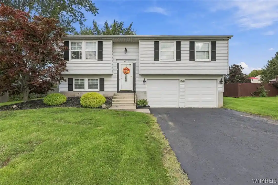 Photo 1 of Sale Pending at 6593 Royal Pkwy S, Lockport, NY 14094 | MLS# B1715201 | Listing updated on 2026-09-28