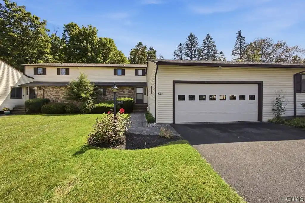 Condo for sale at 825 Kimry Moor, Fayetteville, NY 13066 | MLS# S1713598