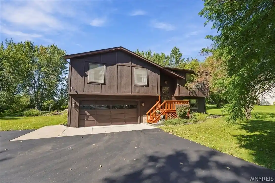 Photo 1 of Single family home for sale at 4824 Saint Joseph Dr, Lockport, NY 14094 | MLS# B1717346 | Listing updated on 2026-09-24