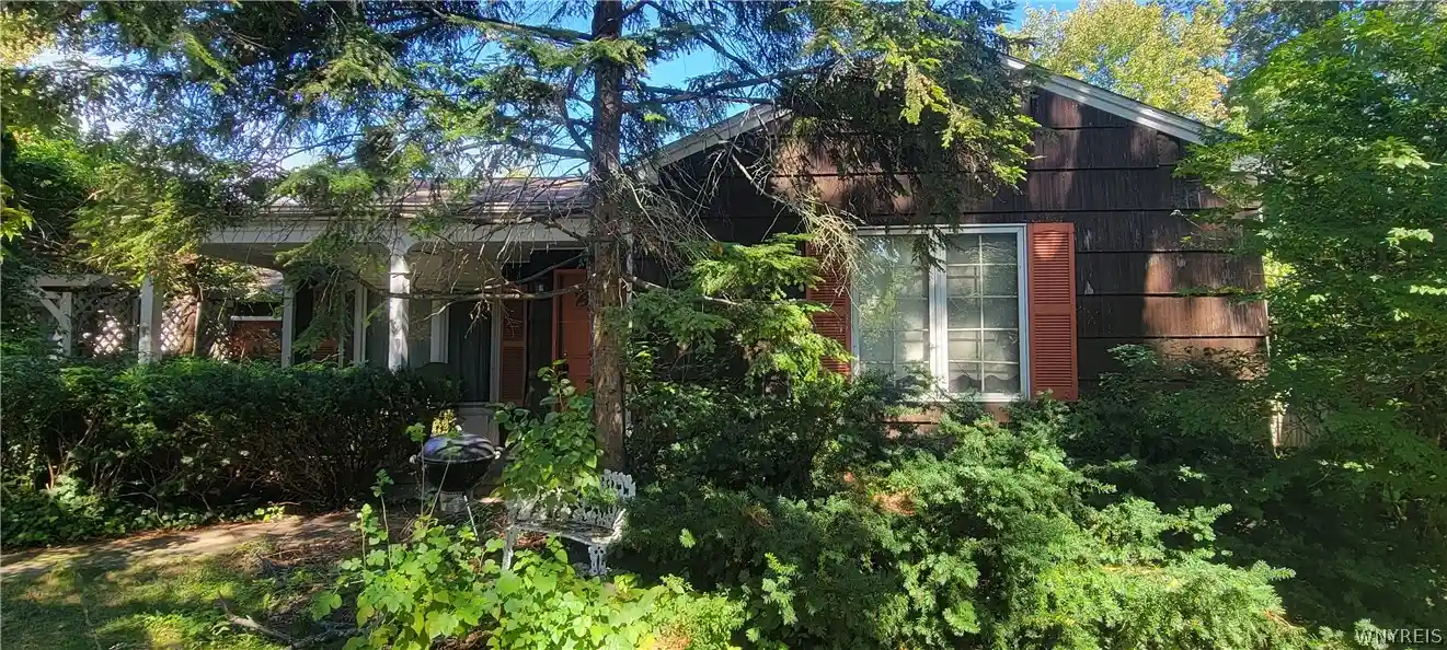 Photo 1 of Single family home for sale at 906 Oneida St, Lewiston, NY 14092 | MLS# B1717736 | Listing updated on 2026-10-12