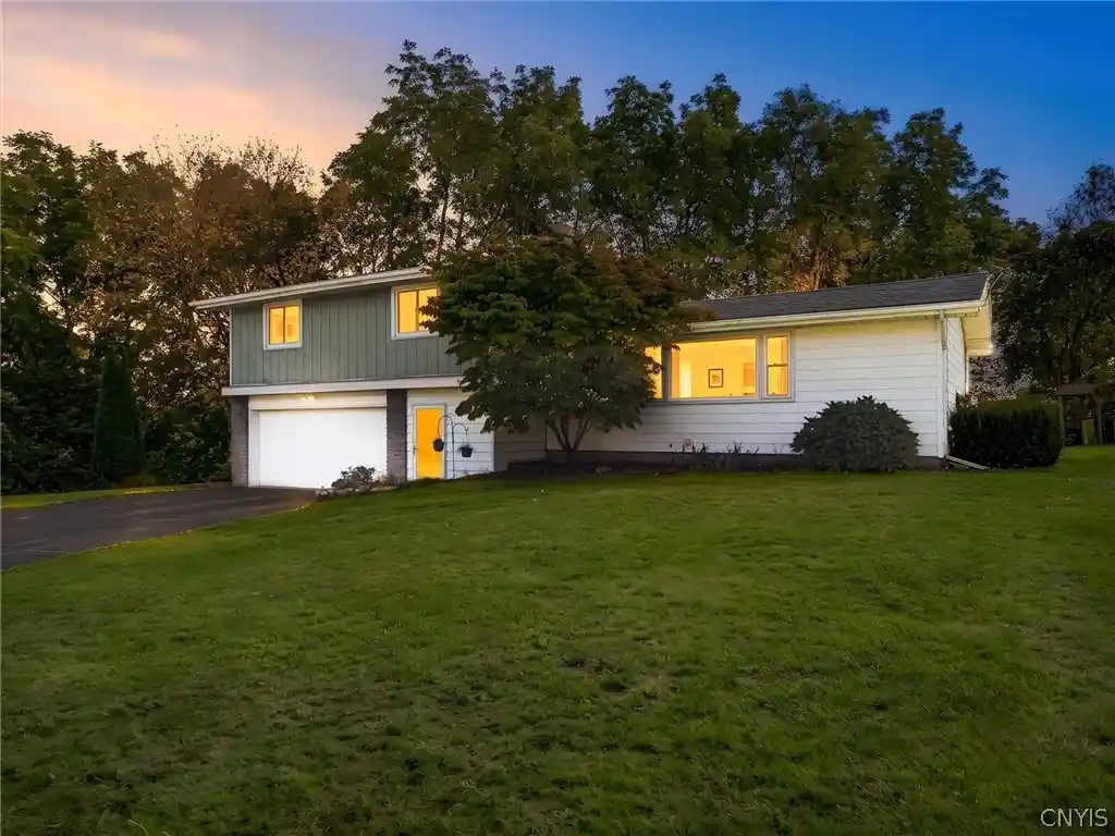 Single family home for sale at 133 Oak Holw Rd, Syracuse, NY 13214 | MLS# S1715427