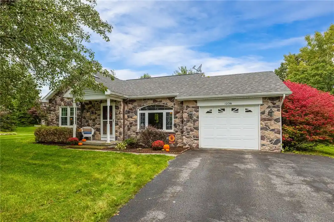 Photo 1 of Sale Pending at 1236 Glen Carlyn Dr, Farmington, NY 14425 | MLS# R1718025 | Listing updated on 2026-10-08