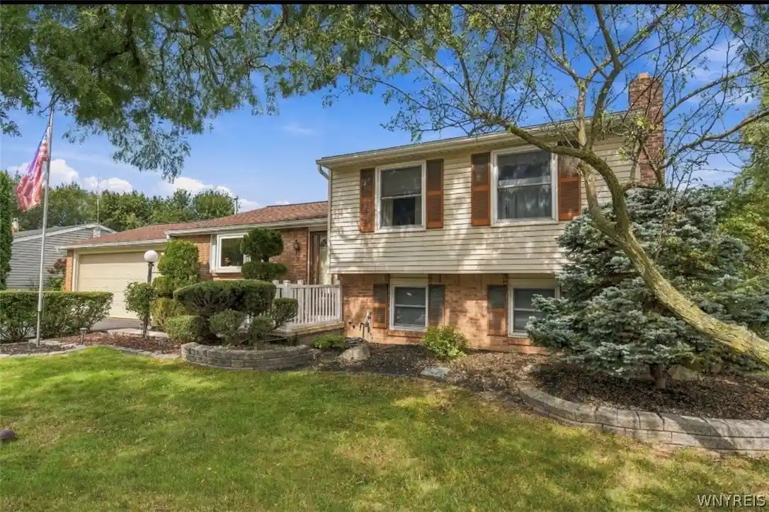 Photo 1 of Single family home for sale at 693 Lincoln Ave, Lockport, NY 14094 | MLS# B1716474 | Listing updated on 2026-10-29