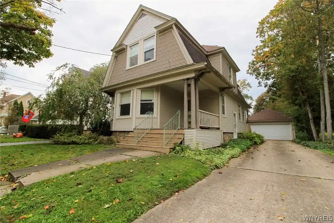 Single family home for sale at 512 Ohio St, Medina, NY 14103 | MLS# B1718468