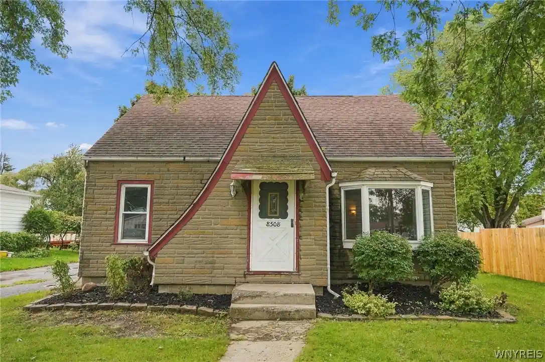 Photo 1 of Single family home for sale at 8508 Richmond Ave, Niagara Falls, NY 14304 | MLS# B1719621 | Listing updated on 2026-10-18