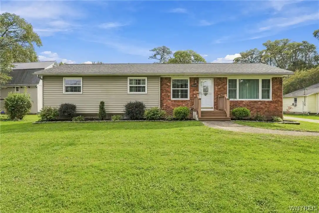 Photo 1 of Single family home for sale at 5808 Tonawanda Crk N Rd, Lockport, NY 14094 | MLS# B1717895 | Listing updated on 2026-10-15