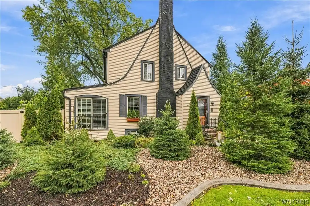 Photo 1 of Sale Pending at 95 Morrow Ave, Lockport, NY 14094 | MLS# B1719841 | Listing updated on 2026-10-20
