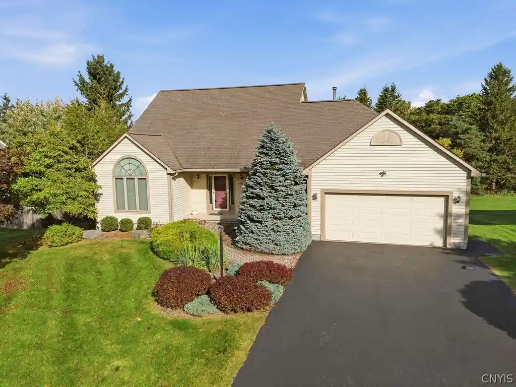 Photo 1 of Sale Pending at 4640 Bloomsbury Dr, Syracuse, NY 13215 | MLS# S1720636 | Listing updated on 2026-10-19
