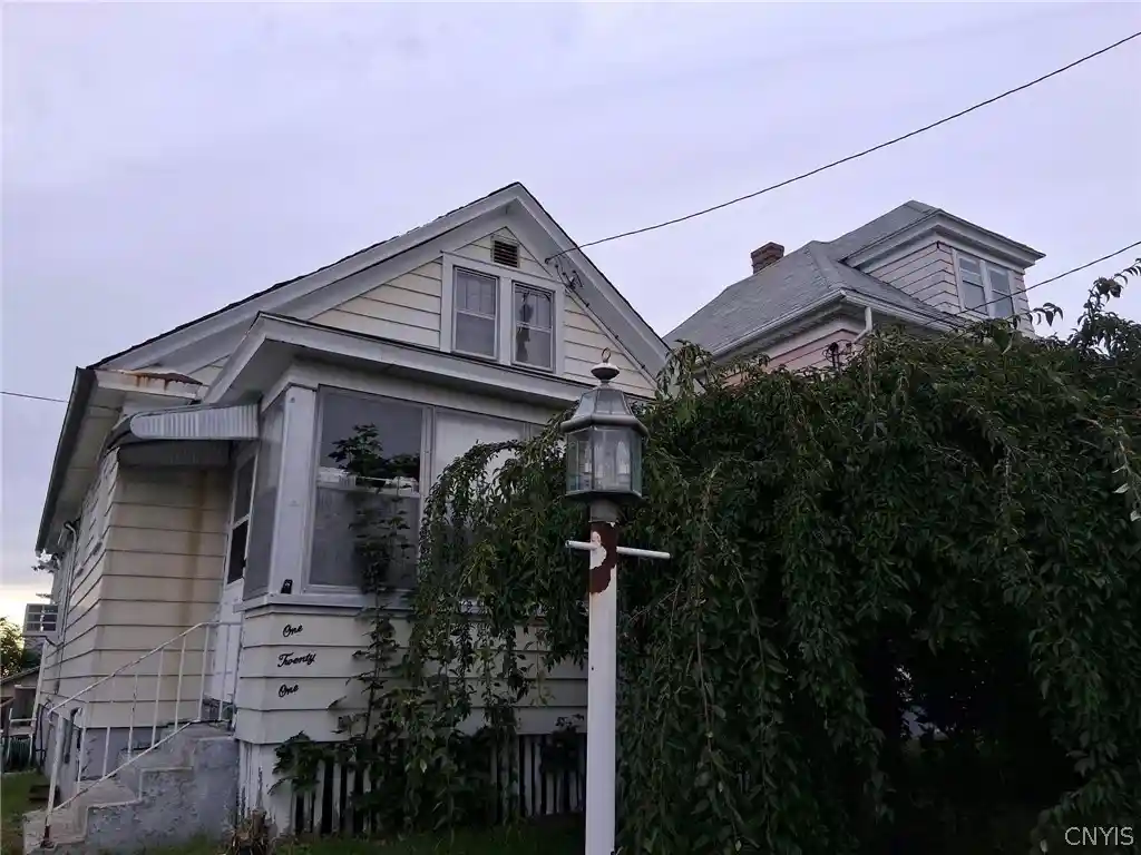 Photo 1 of Sale Pending at 121 Briggs St, Syracuse, NY 13208 | MLS# S1719016 | Listing updated on 2026-10-19