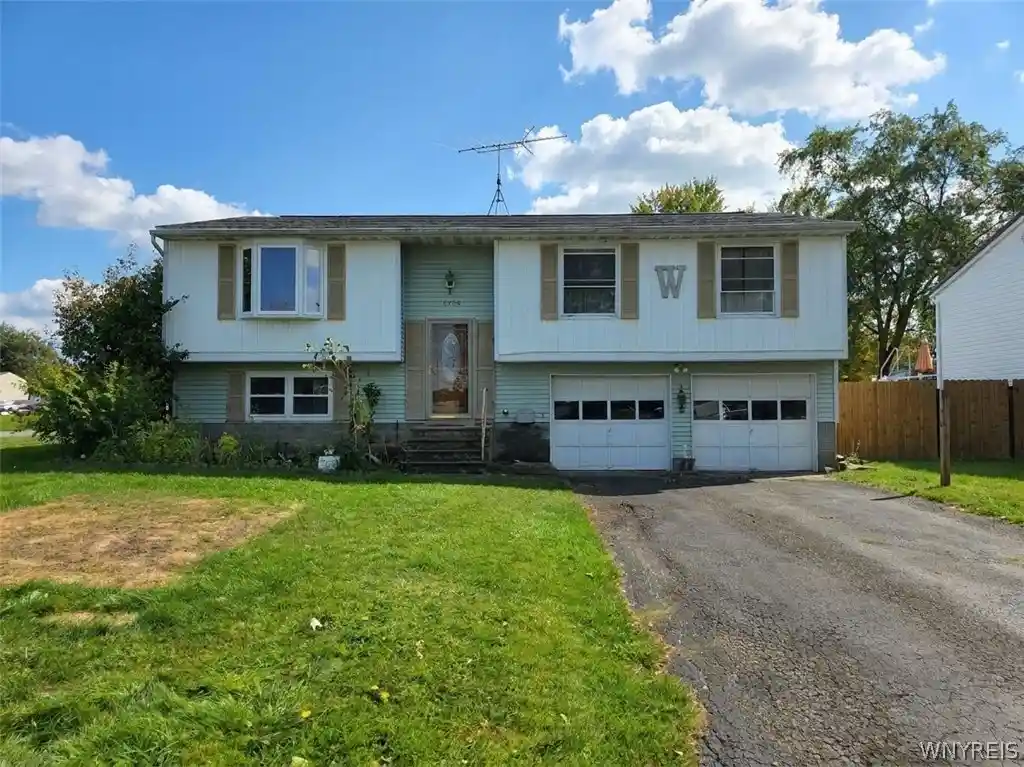 Photo 1 of Single family home for sale at 6568 Royal Pkwy N, Lockport, NY 14094 | MLS# B1721888 | Listing updated on 2026-10-13