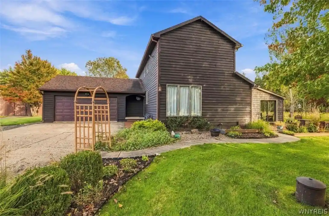 Photo 1 of Single family home for sale at 4189 Purdy Rd, Lockport, NY 14094 | MLS# B1720610 | Listing updated on 2026-10-18