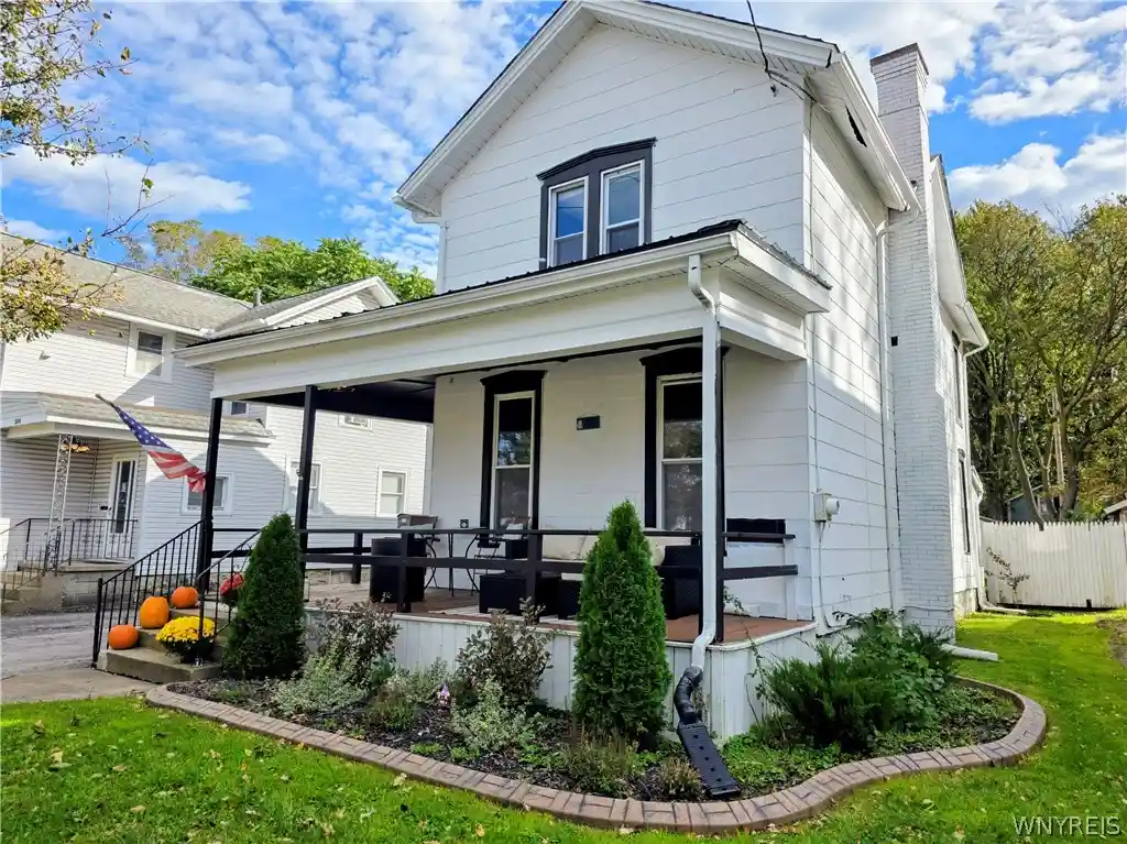 Photo 1 of Single family home for sale at 300 Walnut St, Lockport, NY 14094 | MLS# B1719248 | Listing updated on 2026-10-24