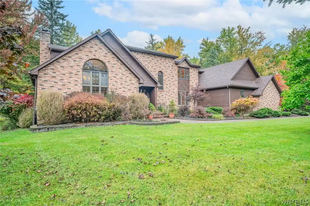 Single family home for sale at 6 Willowbrook Dr, Orchard Park, NY 14127 | MLS# B1721431