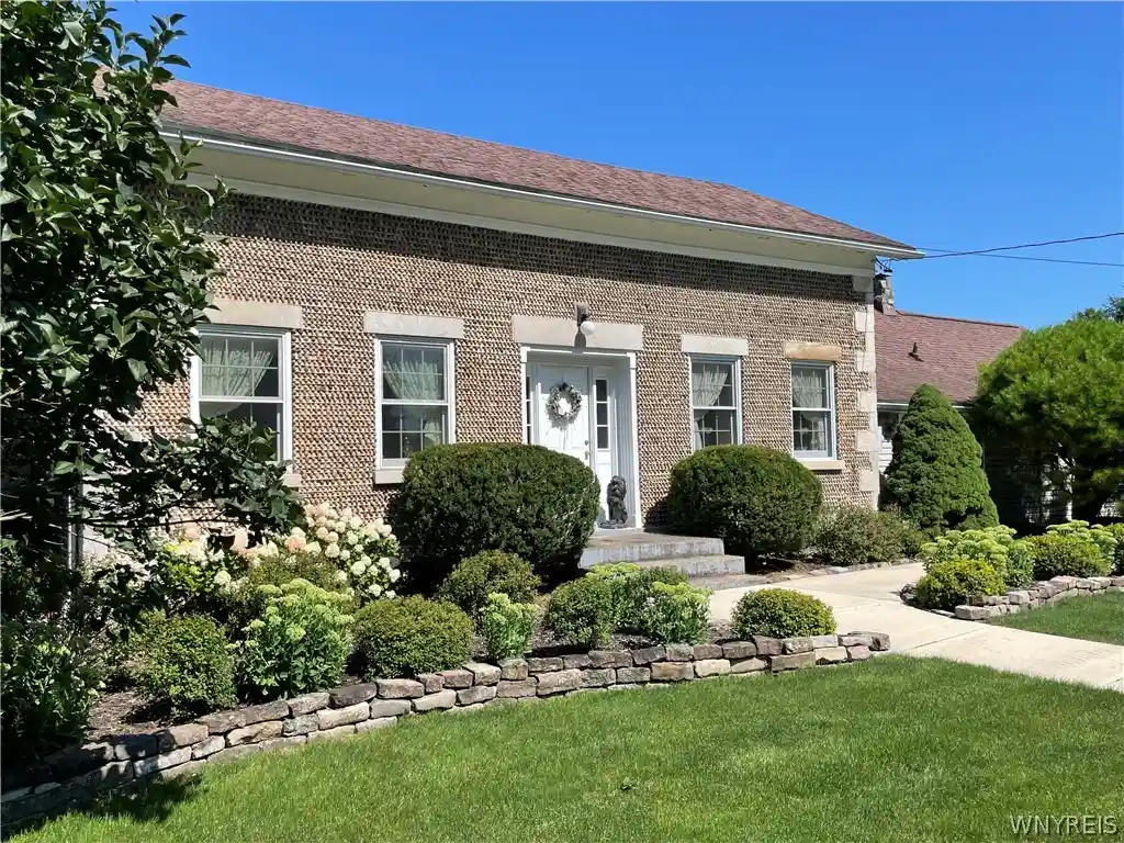 Photo 1 of Single family home for sale at 6952 Bear Ridge Rd, North Tonawanda, NY 14120 | MLS# B1720976 | Listing updated on 2026-10-16