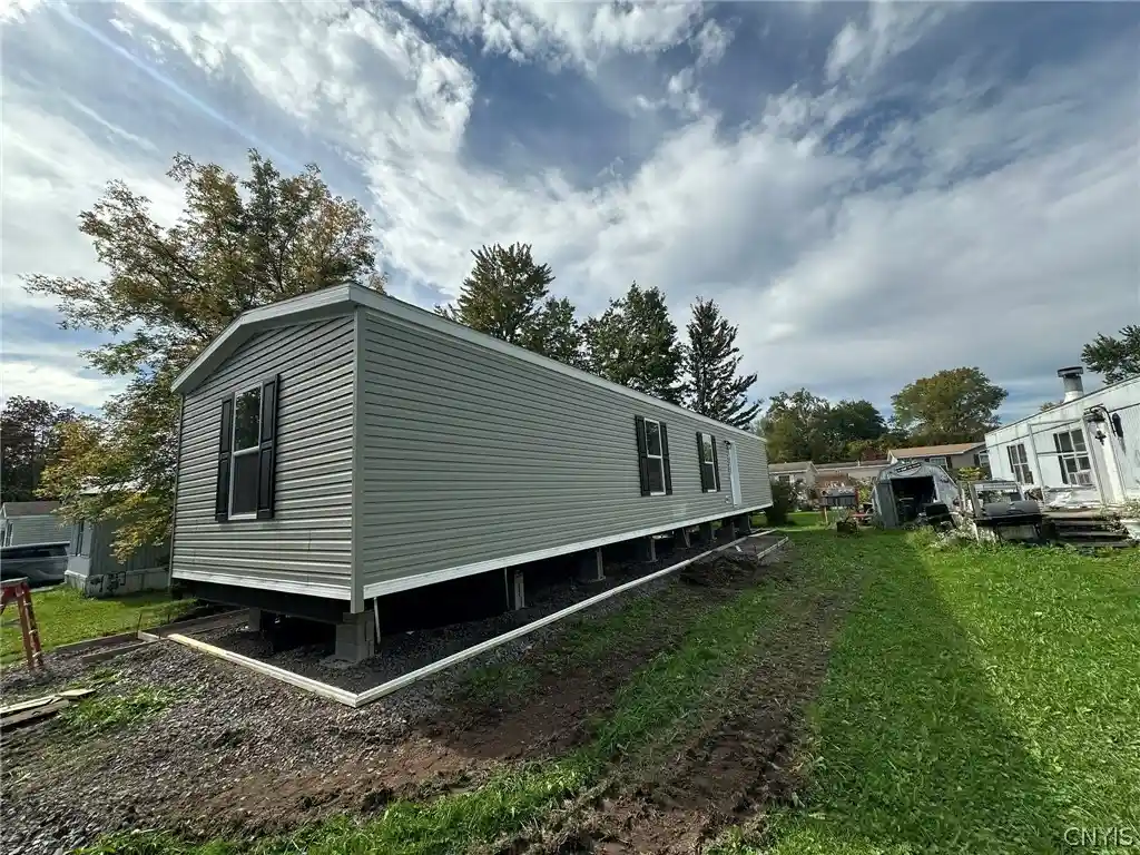 Manufactured home for sale at 216 Tipperary Dr, Utica, NY 13502 | MLS# S1722026
