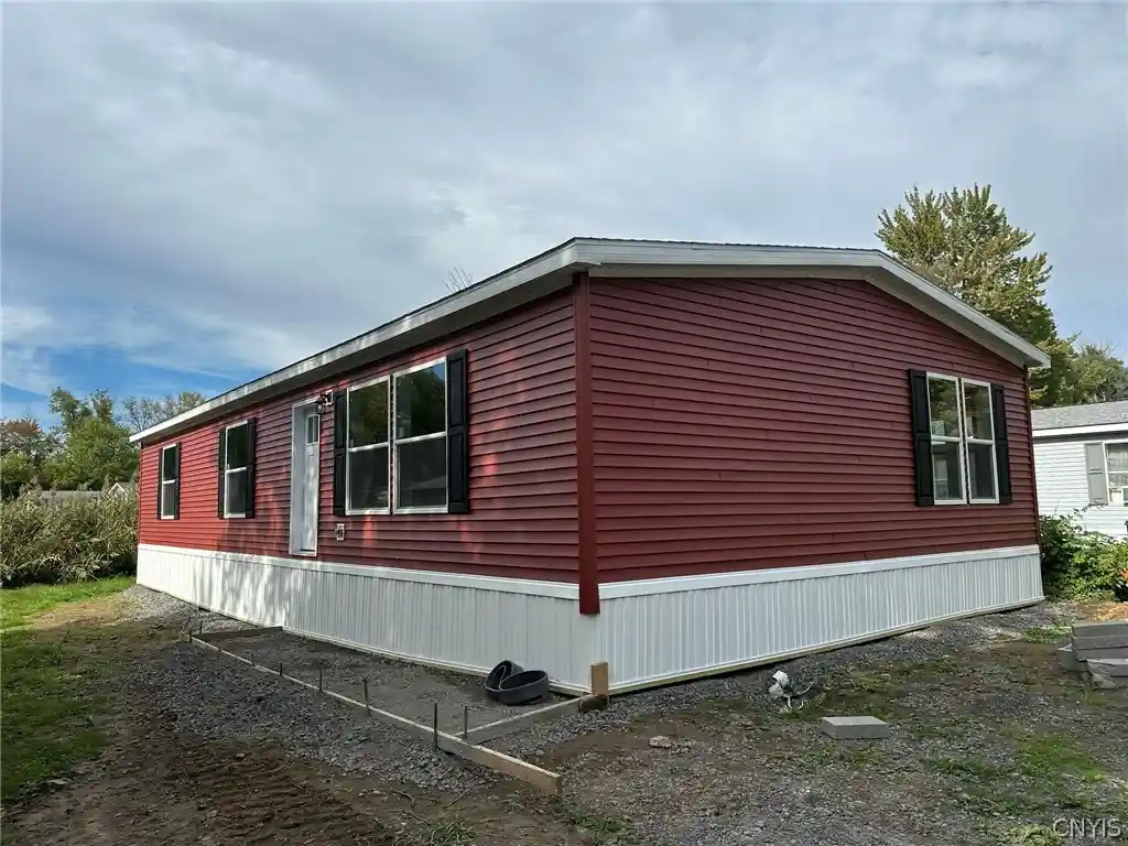 Manufactured home for sale at 224 Tipperary Dr, Utica, NY 13502 | MLS# S1722032