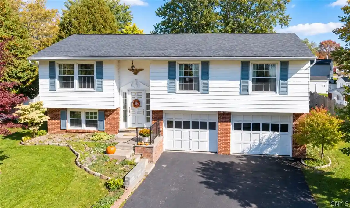 Photo 1 of Single family home for sale at 102 Wembridge Dr, East Syracuse, NY 13057 | MLS# S1722505 | Listing updated on 2026-10-20