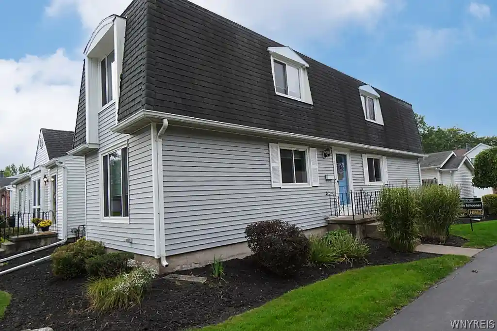 Photo 1 of Single family home for sale at 21 The Comn, Lockport, NY 14094 | MLS# B1724114 | Listing updated on 2026-10-28
