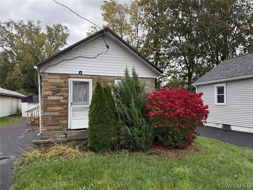 Photo 1 of Single family home for sale at 959 Erie Ave, North Tonawanda, NY 14120 | MLS# B1724075 | Listing updated on 2026-10-24