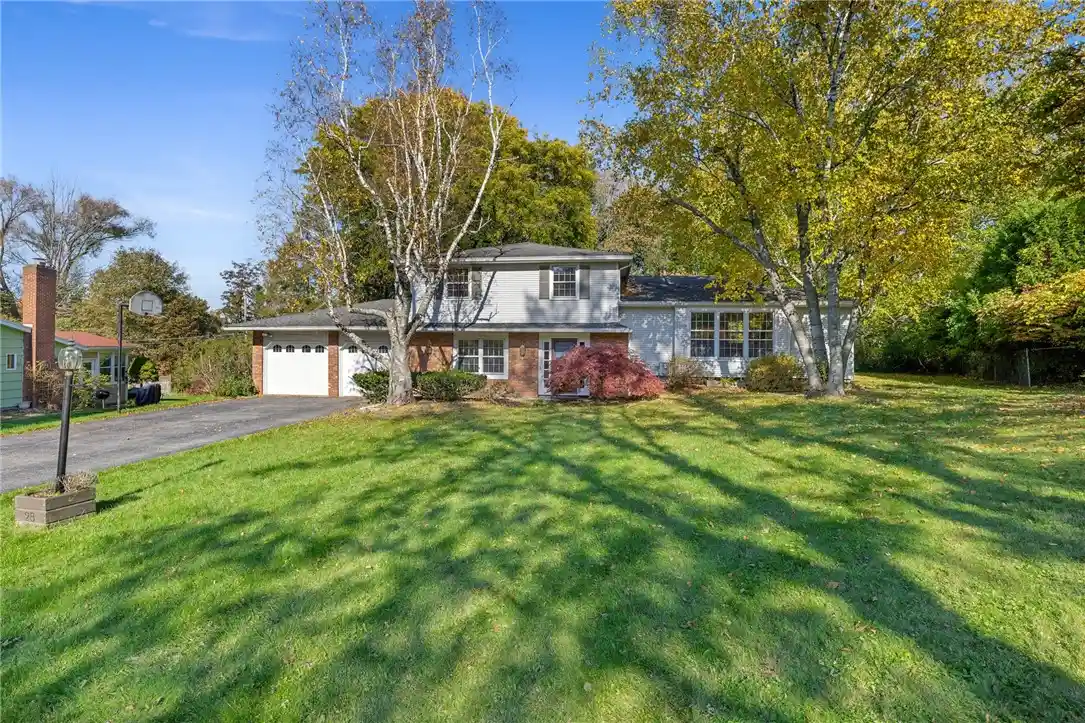 Photo 1 of Single family home for sale at 28 Candlewood Dr, Pittsford, NY 14534 | MLS# R1724534 | Listing updated on 2026-10-28