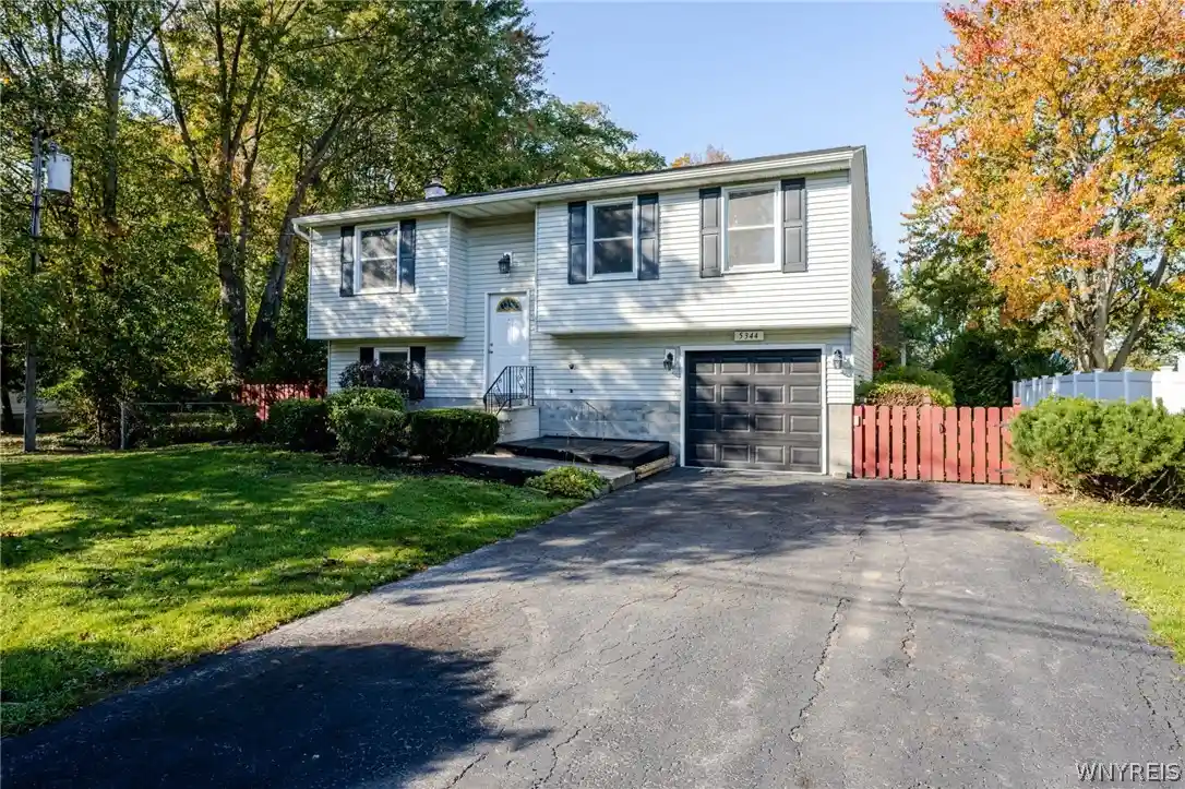 Photo 1 of Single family home for sale at 5344 Ernest Rd, Lockport, NY 14094 | MLS# B1724603 | Listing updated on 2026-10-24