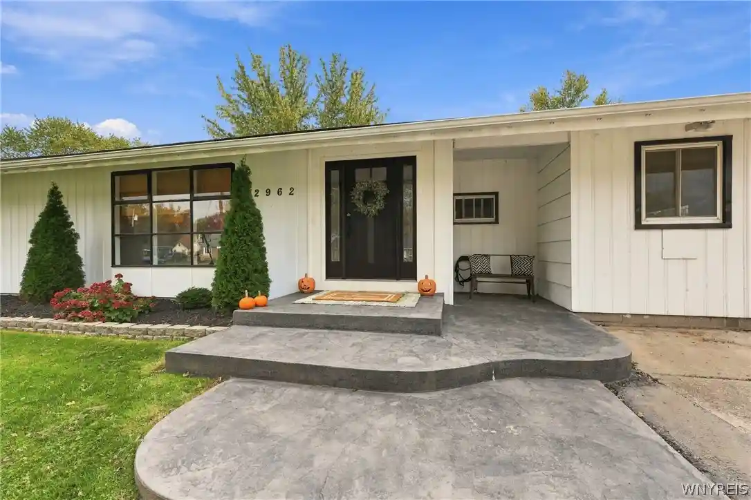 Photo 1 of Single family home for sale at 2962 Sunset Dr, Grand Island, NY 14072 | MLS# B1724956 | Listing updated on 2026-10-28