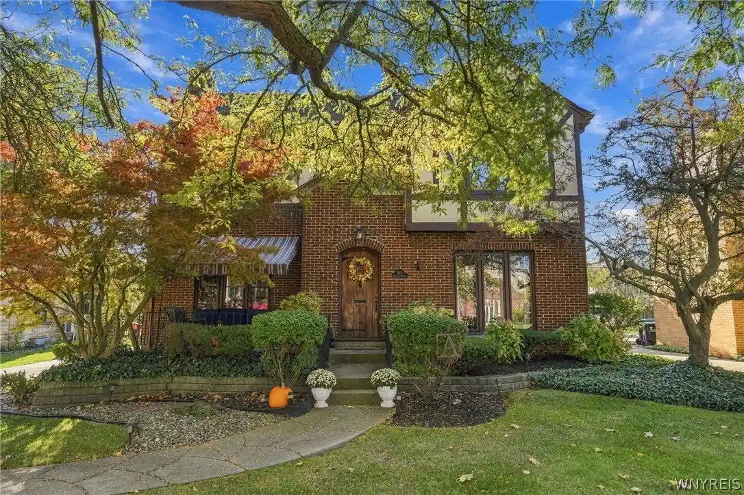 Single family home for sale at 211 Deerhurst Park Blvd, Buffalo, NY 14217 | MLS# B1725241