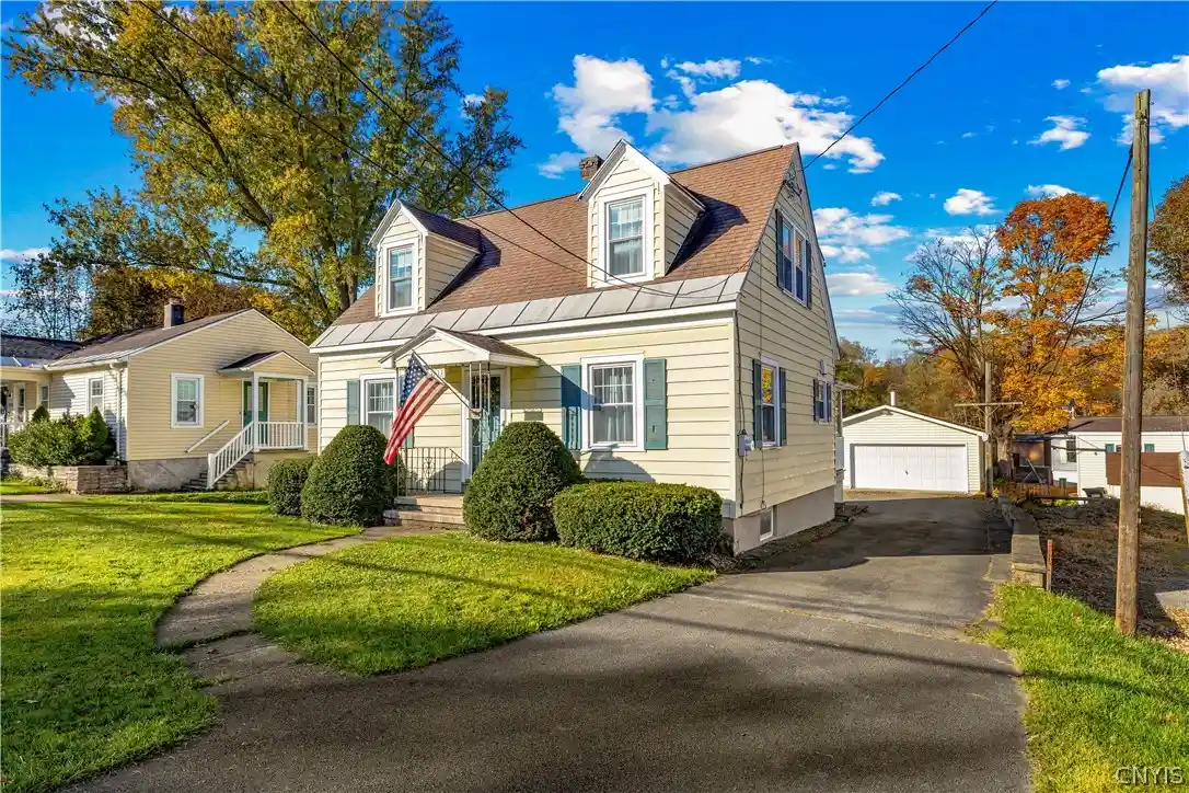 Single family home for sale at 3833 Oneida St, New Hartford, NY 13413 | MLS# S1723712