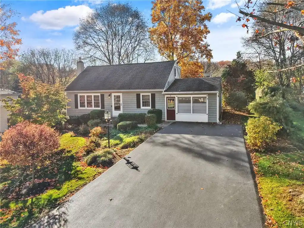Photo 1 of Single family home for sale at 5 Barbara Ln, Camillus, NY 13031 | MLS# S1725969 | Listing updated on 2026-10-31