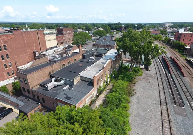 63rd image of 322 State St, Schenectady, NY 12305 | MLS# 202210605
