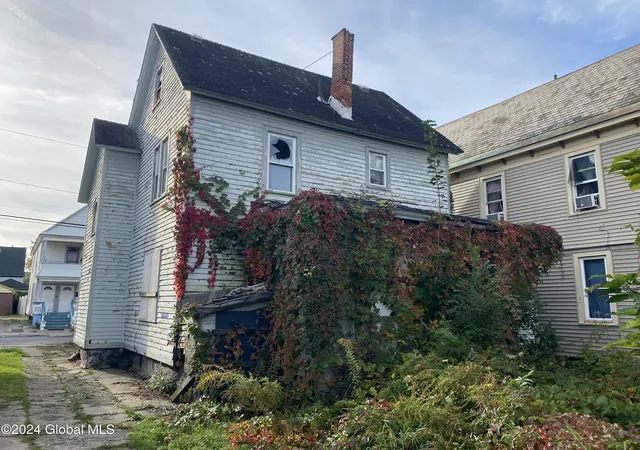 3rd image of 27 Robinson St, Schenectady, NY 12304 | MLS# 202427515