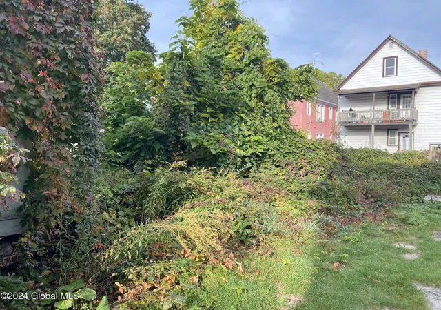 4th image of 27 Robinson St, Schenectady, NY 12304 | MLS# 202427515