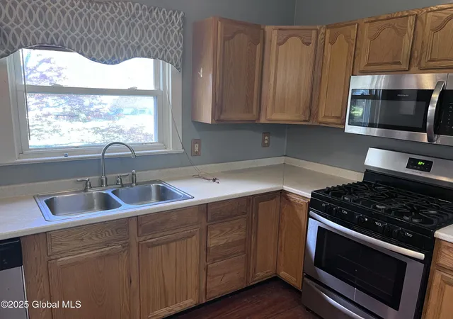 4th image of 4 Wesley Ave, Schenectady, NY 12304 | MLS# 202516510