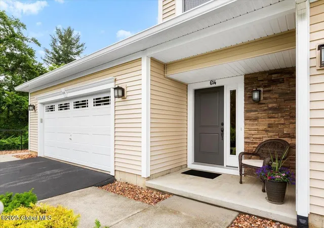 3rd image of 614 Lois Ln, Schenectady, NY 12304 | MLS# 202519964