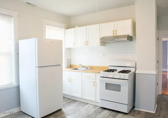 4th image of 915 Mcclyman St, Schenectady, NY 12307 | MLS# 202524877