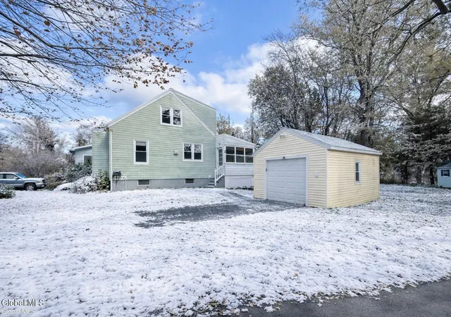 Photo 4 of Sale Pending at 150 Gifford Rd, Schenectady, NY 12304 | MLS# 202528705 | Listing updated on 2026-08-27