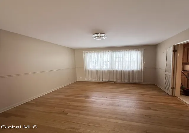 3rd image of 4 Oaktree Ln, Colonie, NY 12309 | MLS# 202612046
