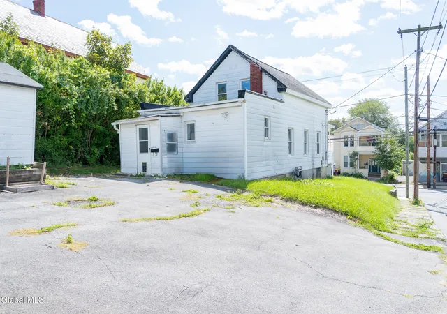 Photo 3 of Single family home for sale at 142 Saratoga Ave, Mechanicville, NY 12118 | MLS# 202612925 | Listing updated on 2026-09-01