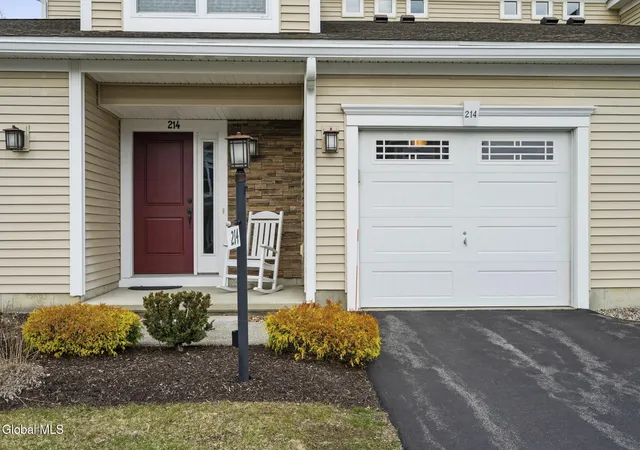 Homes for sale in Niskayuna, NY | 214 Lois Ln, Niskayuna, NY 12304 | MLS# 202614440