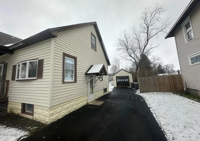 Photo 4 of Single family home for sale at 407 E Bloomfield St, Rome, NY 13440 | MLS# 202614914 | Listing updated on 2026-05-03