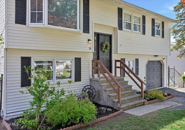 4th image of 19 James Ln, Troy, NY 12182 | MLS# 202618207