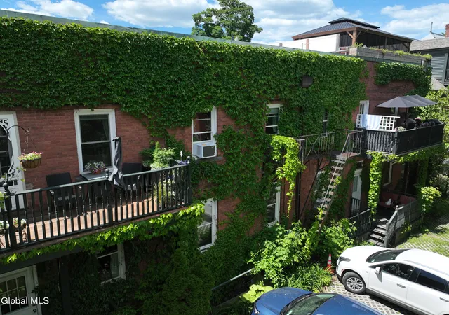 2nd image of 72 Union Ave, Saratoga Springs, NY 12866