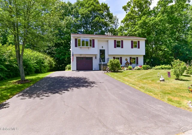 Homes for sale in Niskayuna, NY | 620 Michelle Wy, Niskayuna, NY 12304 | MLS# 202620461