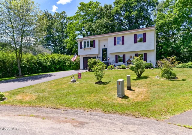 Homes for sale in Niskayuna, NY | 620 Michelle Wy, Niskayuna, NY 12304 | MLS# 202620461