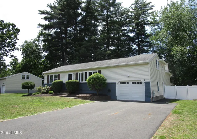 4th image of 29 Garling Dr, Latham, NY 12110 | MLS# 202618890