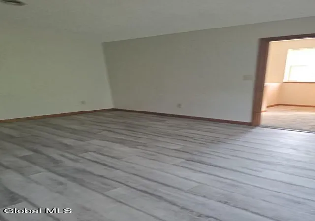 2nd image of 1102 Cambridge Manor Dr, Schenectady, NY 12302