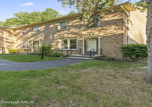 2nd image of 174 Williamsburg Ct, Albany, NY 12203 | MLS# 202619326