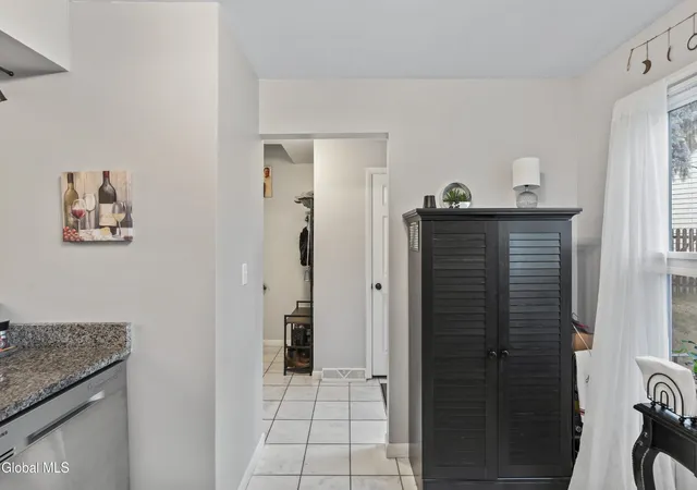 5th image of 174 Williamsburg Ct, Albany, NY 12203 | MLS# 202619326