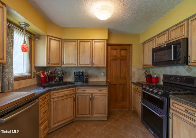 4th image of 3 Snowberry Dr, Wilton, NY 12831 | MLS# 202619713
